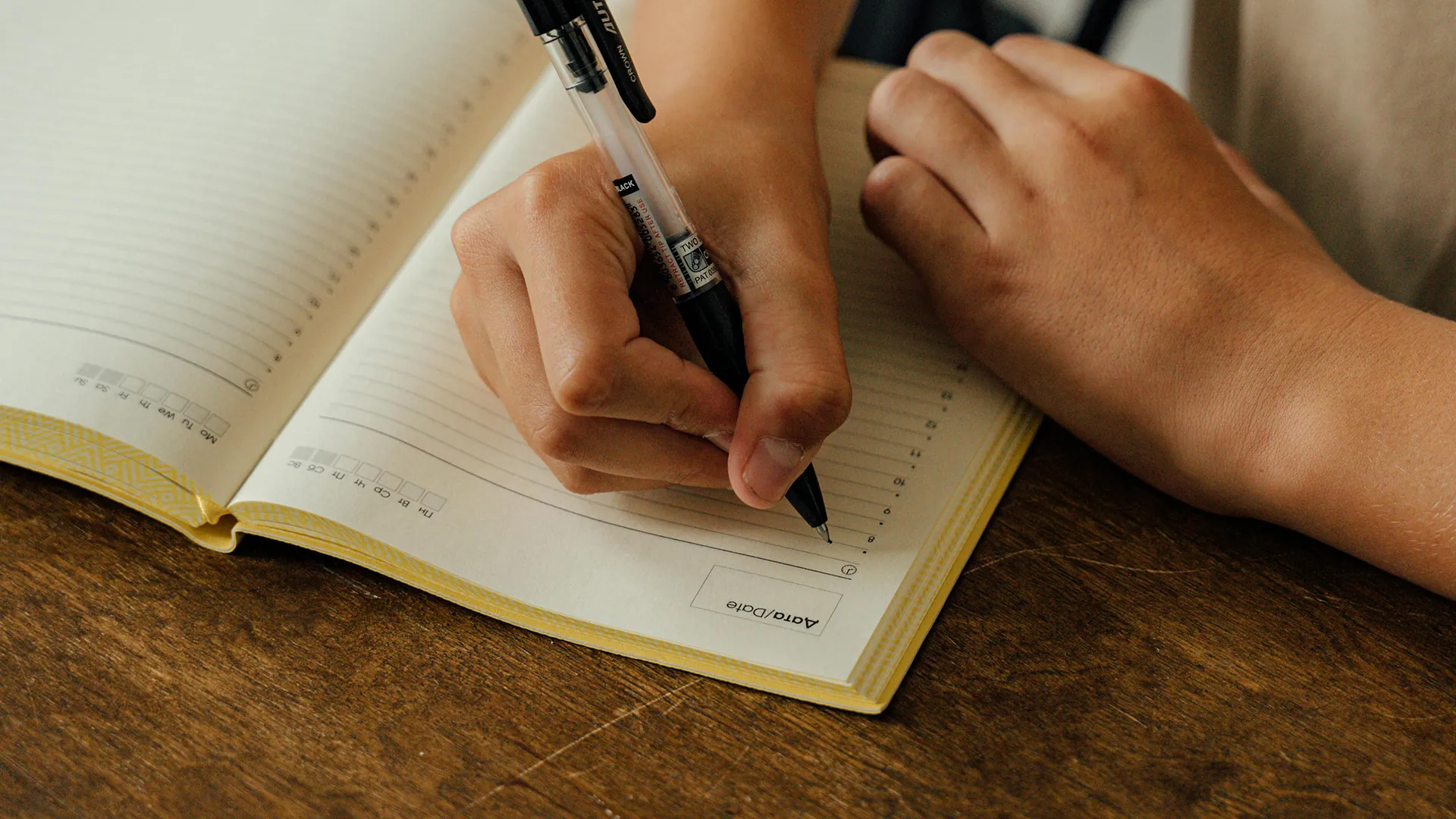 Pessoa fazendo anotações em um caderno